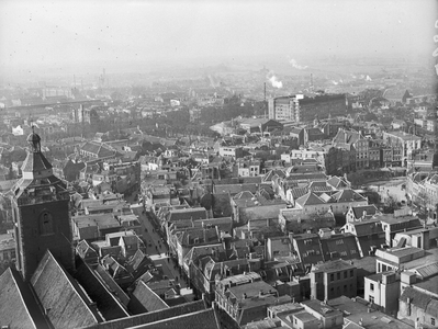 129773 Overzicht van de stad Utrecht, vanaf de Domtoren (Domplein), uit het oosten, met links op de voorgrond de ...